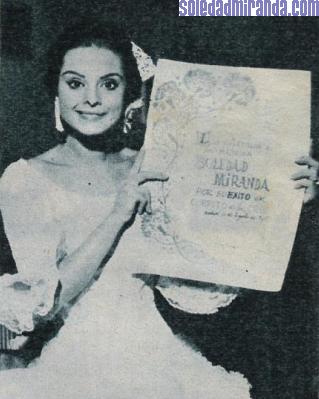 per12.jpg - Hola, August 1965: honored for Currito de la Cruz