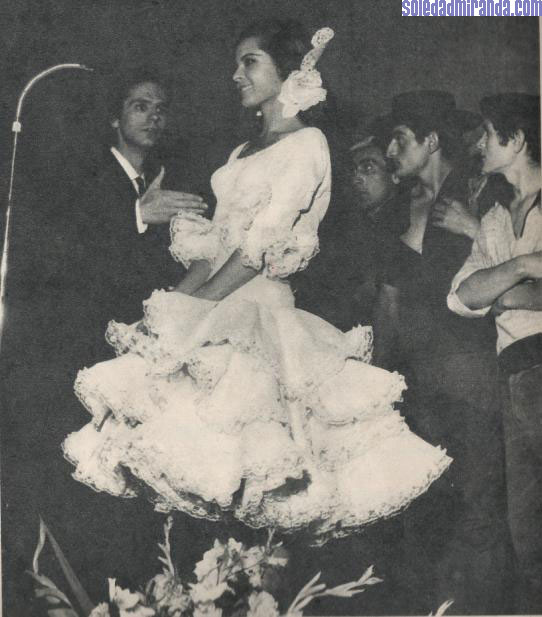 per12act-9-9-65-f.jpg - La Actualidad Española, September 1965: honored by aspiring bullfighters