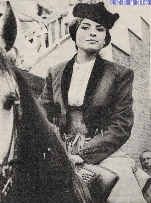 per19asemana-8-29-70g.jpg - magazine photo, June 1966: participating in Goyaesque Bullfight (corrida goyesca)