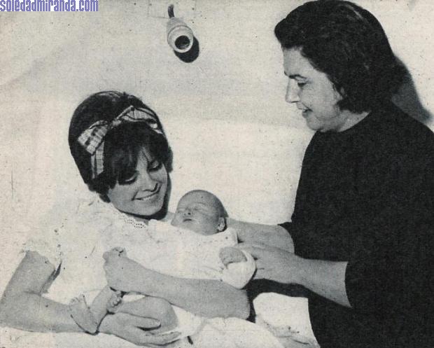 per27.jpg - Hola, April 1967: with her baby and mother