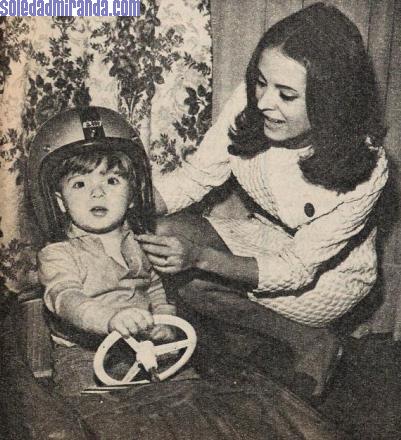 per33.jpg - Ama, February 1969: with Tony in his toy car