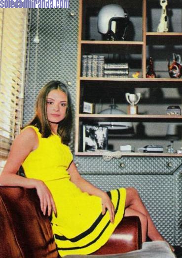 per35.jpg - Garbo, August 1969: at home with her husband's racing memorabilia